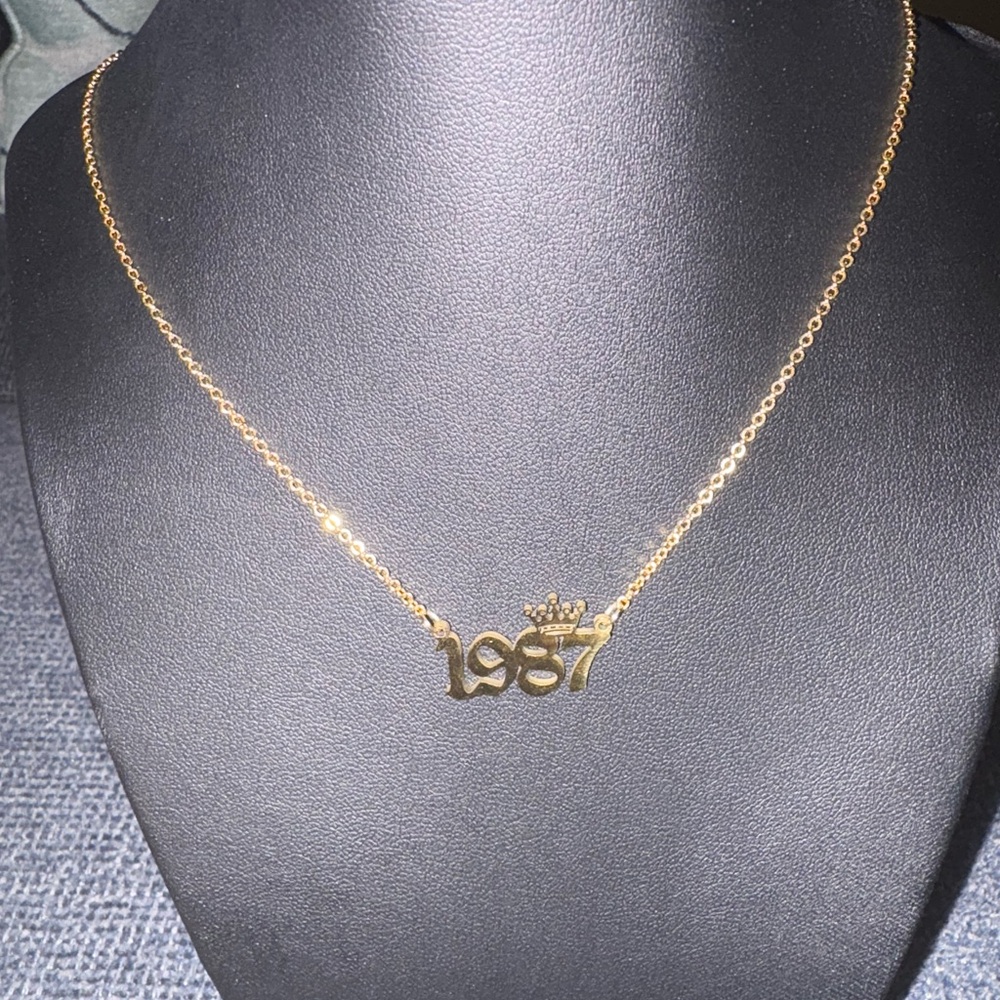 Gold 1987 Pendant Necklace Elegant Jewelry